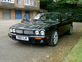 2002 Jaguar XJR100 V8 Auto. Estimativa de 12 a 15 mil libras.