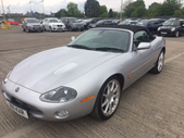  2003 Jaguar XKR 4.2 Convertible. Estimativa de 14 a 17 mil libras.