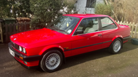 1988 BMW 325i SE Coupé (E30). Estimativa entre sete e nove mil libras.