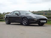  1995 Aston Martin DB7. Estimativa de 18 a 22 mil libras.