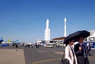 Pouco depois de chegar ao recinto do Paris Air Show, é impossível não reparar nos dois foguetões Ariane da ESA.