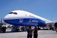 O 787 Dreamliner 10 também começou a voar apenas em Abril. O seu primeiro cliente, a Singapore Airlines, recebe-o no próximo ano.