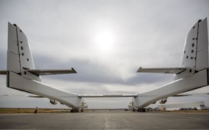 O maior avião do mundo já saiu do hangar. Agora, falta voar