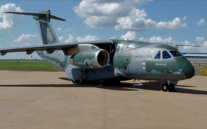 Governo está a concluir negociações com a Embraer para a compra da aeronave KC-390