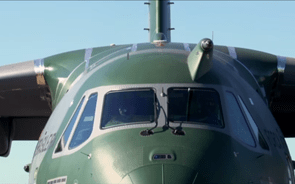 Governo aprova 827 milhões de euros para comprar cinco aviões KC-390 à Embraer