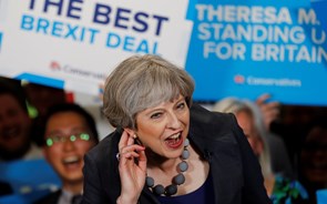 Theresa May quer virar a página da austeridade no Reino Unido
