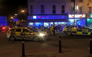 Veículo avança sobre peões em Londres. Há 1 morto e 8 feridos hospitalizados