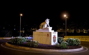 Estátua do leão vandalizada em Alvalade com manchas de vermelho  