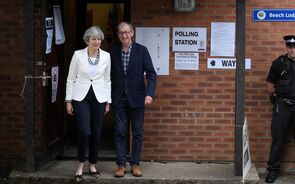 Theresa May votou em Berkshire sem fazer declarações