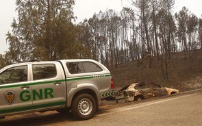 Três aldeias evacuadas num “combate sem tréguas” ao fogo