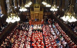 Isabel II Parlamento Reino Unido