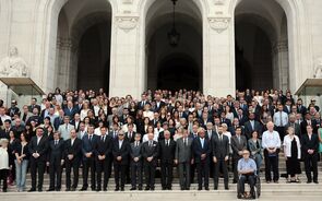 deputados nas escadas da AR