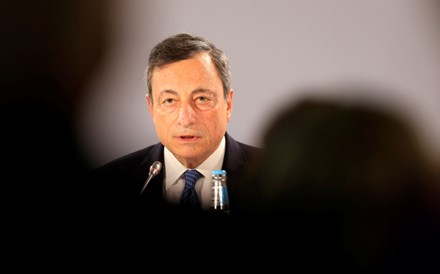 Draghi revê crescimento em alta, mas sem pressa para retirar estímulos