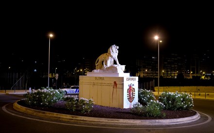 Estátua do leão vandalizada em Alvalade com manchas de vermelho  