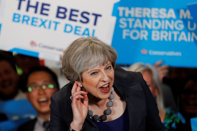 Theresa May quer virar a página da austeridade no Reino Unido