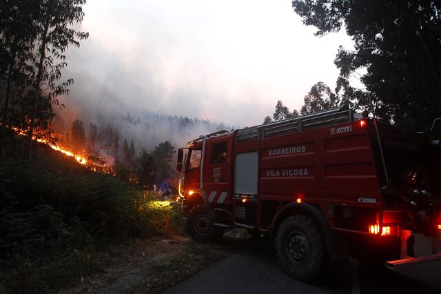 Protecção Civil diz que 70% do incêndio 'está dominado'