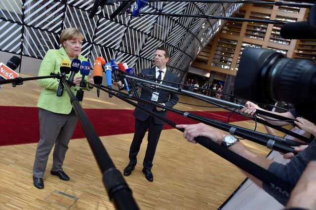 Merkel nega acordo sobre agências europeias. Decisão só em Novembro