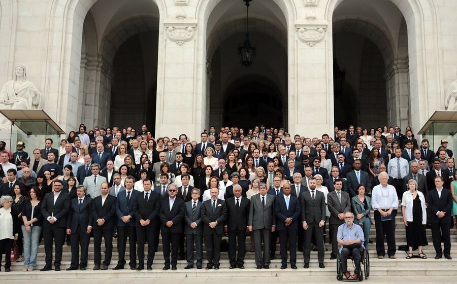 deputados nas escadas da AR