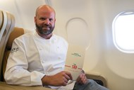 O chef com estrela Michelin Miguel Laffan, do L'And Vineyards, que teve em mãos o menu deste voo especial.