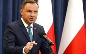 Presidente polaco contraria governo e veta leis de controlo do poder judicial