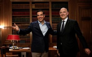 Alexis Tsipras, o primeiro-ministro grego, e Pierre Moscovici, comissário europeu dos Assuntos Económicos