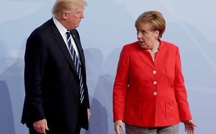 Com Merkel fragilizada, Trump ataca política migratória alemã