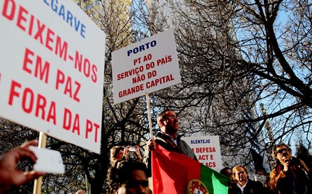 Dezenas de trabalhadores em greve e protesto à porta da sede da PT/Meo