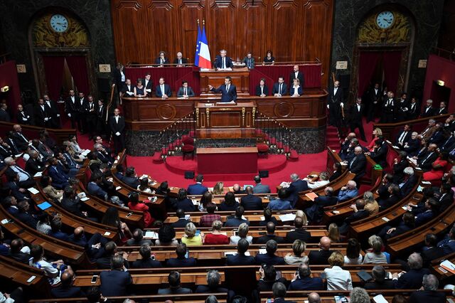 Macron admite levar reforma política de França a referendo
