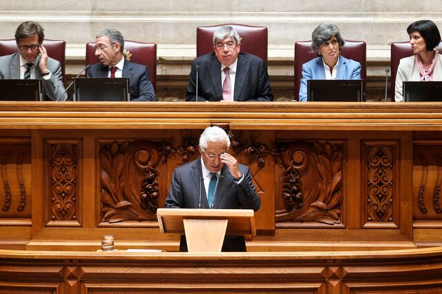António Costa discute futuro da Europa com Macron em Paris