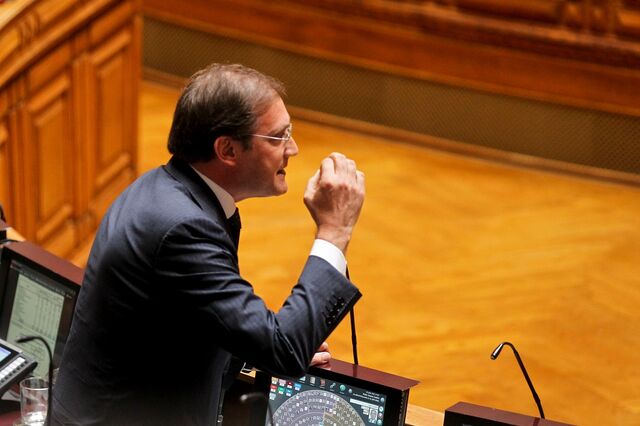Passos acusa Governo de 'sacudir água do capote' para não assumir responsabilidades