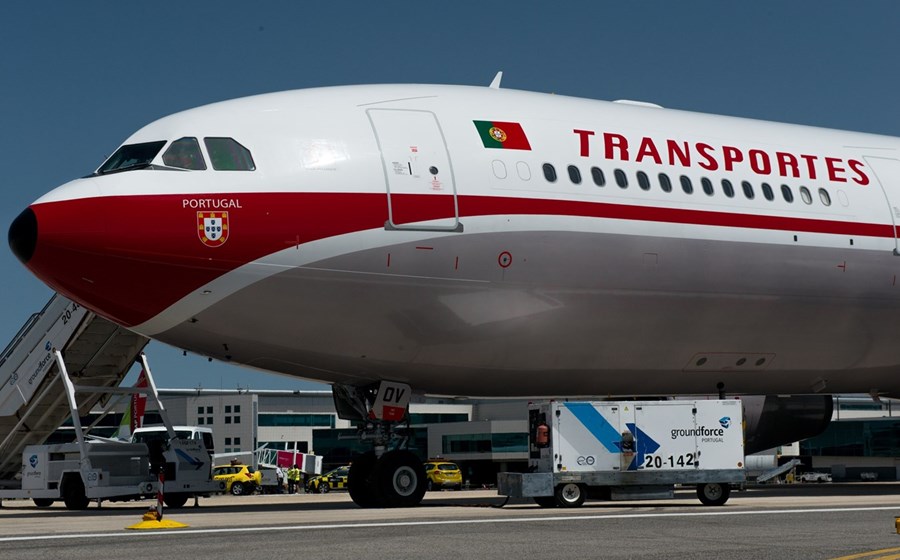 O pormenor do nariz da aeronave, com a bandeira portuguesa e o escudo de armas debaixo do nome Portugal.