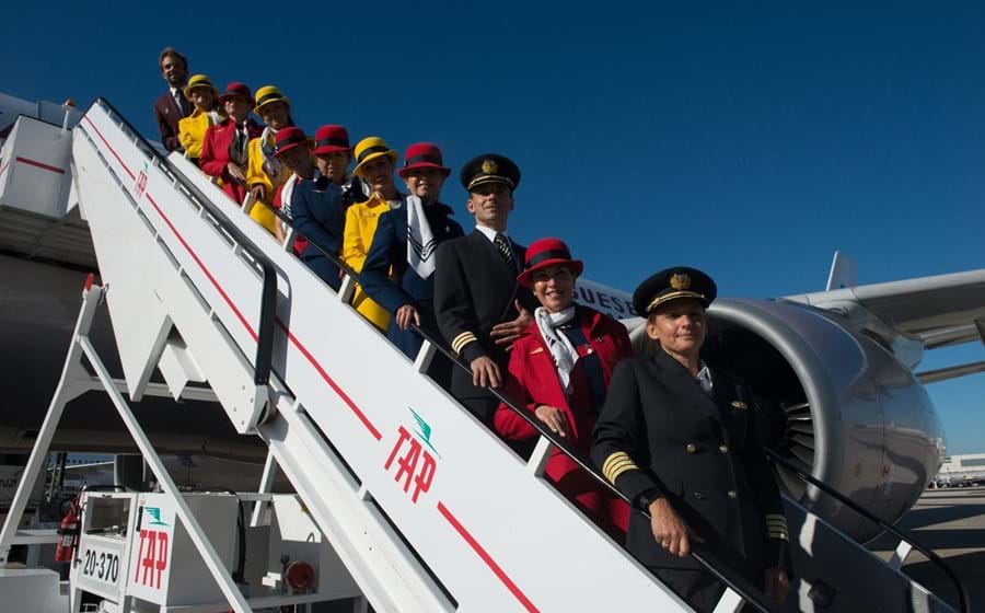 A tripulação do voo antes da saída do voo. As escadas foram propositadamente decoradas para a ocasião.