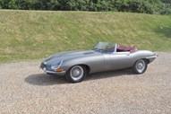 1961 JAGUAR E-TYPE FLAT FLOOR ROADSTER - Estimativa entre 180.000 e 225.000 euros