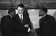 José Eduardo dos Santos e Jonas Savimbi, em 1991, selaram os Acordos de Bicesse. Cavaco Silva era, então, primeiro-ministro.
