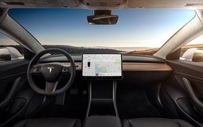 Diretor da Tesla confessa que vídeo sobre condução autónoma foi encenado