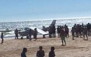 Dois mortos em aterragem de avioneta em praia da Costa de Caparica