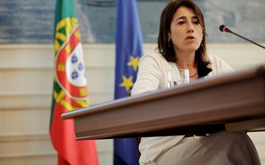 Ministra abre inquérito a todas as viagens pagas por empresas privadas