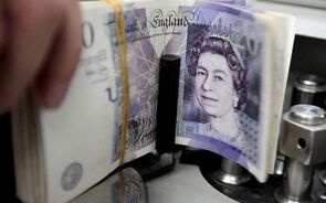 Euro e libra perto de máximos de três semanas face ao dólar antes de eleições no Reino Unido e França
