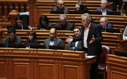 PCP vota contra pesar por Belmiro de Azevedo na Assembleia Municipal do Porto