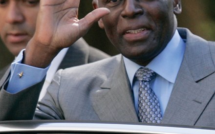 José Eduardo dos Santos fez a guerra e devolveu a paz ao país, depois da morte de Jonas Savimbi, em 2002. A forma como Angola vai evoluir depois da sua saída é decisiva para avaliar o seu legado. 