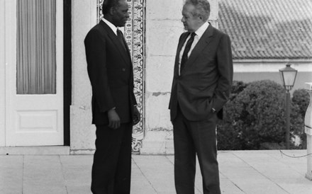 Encontro de José Eduardo dos Santos com o então Presidente português, Mário Soares.