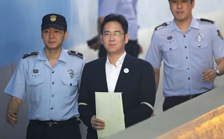 Líder da Samsung condenado a cinco anos de prisão por corrupção