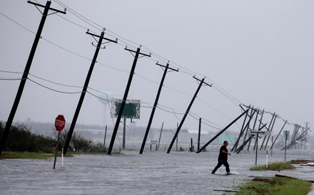 Maior refinaria dos EUA encerra devido à tempestade Harvey