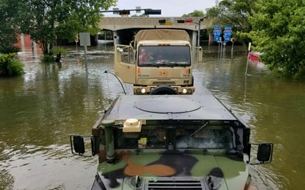 Harvey converte-se em depressão tropical, mas alerta de cheias mantém-se nos EUA