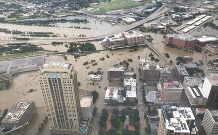 Graves inundações provocadas pelo Harvey levam centenas aos telhados em Houston