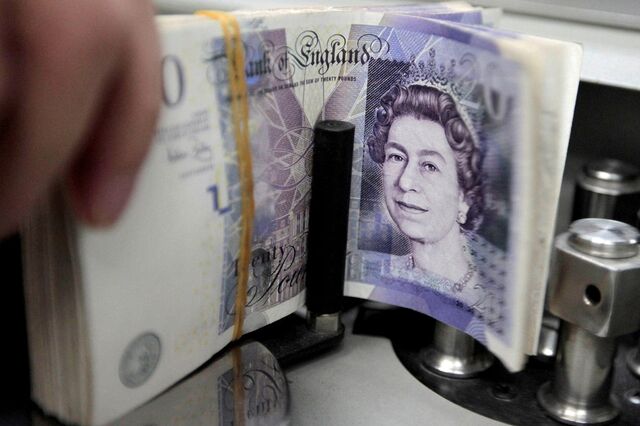 Divisão no governo de May pressiona libra