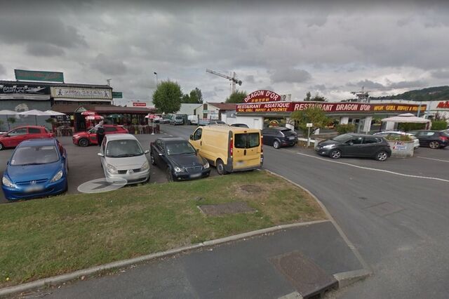 Carro avança sobre pizzaria nos arredores de Paris. Um morto e oito feridos