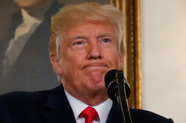 Debandada de assessores leva Trump a acabar com dois conselhos empresariais