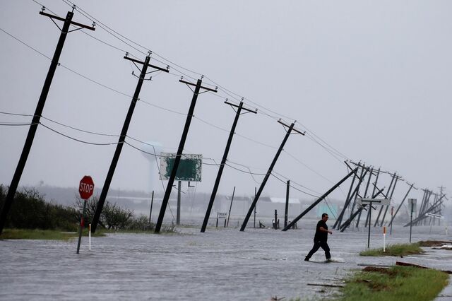 Maior refinaria dos EUA encerra devido à tempestade Harvey
