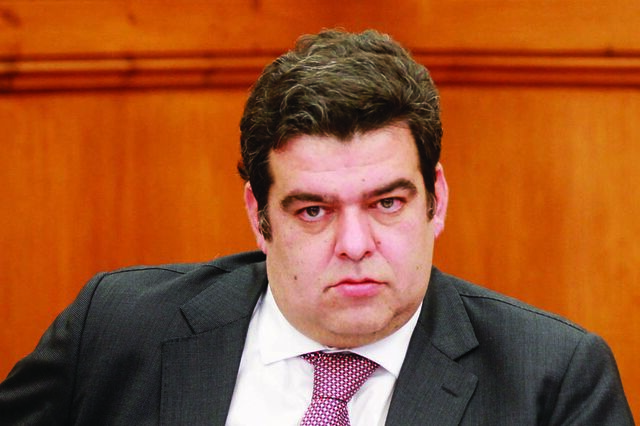 Deputados recuam e chumbam tributação de estudantes que trabalham nas férias  